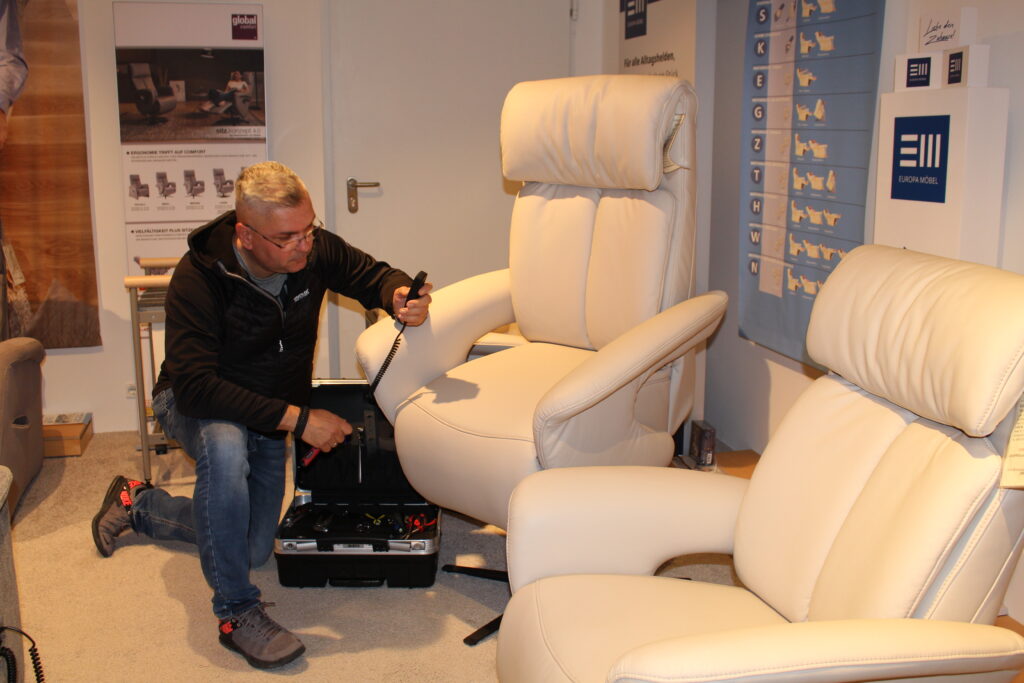 Ein Arbeiter sitzt am Stuhl unserer Polsterei