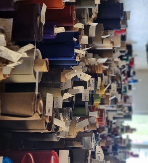 Ein Raum voller Stoffrollen, für Ihren lebendigen Polstereibedarf, eine bunte Szene